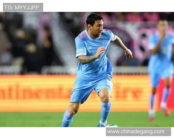 梅西在绿茵场上的精彩射门瞬间展现足球之美与激情